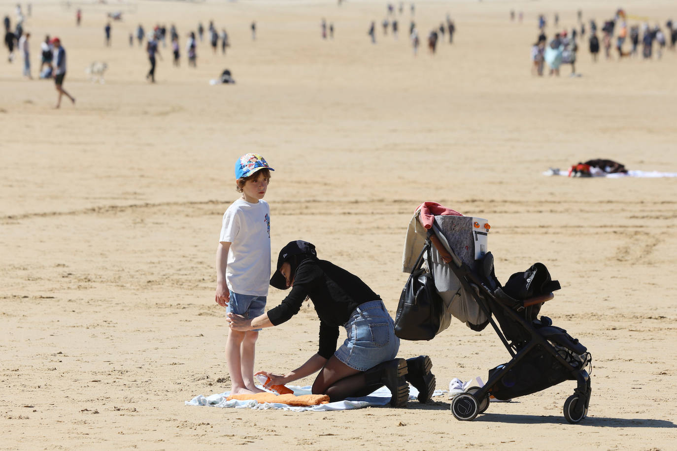 El sol acompaña a los turistas que visitan Donostia