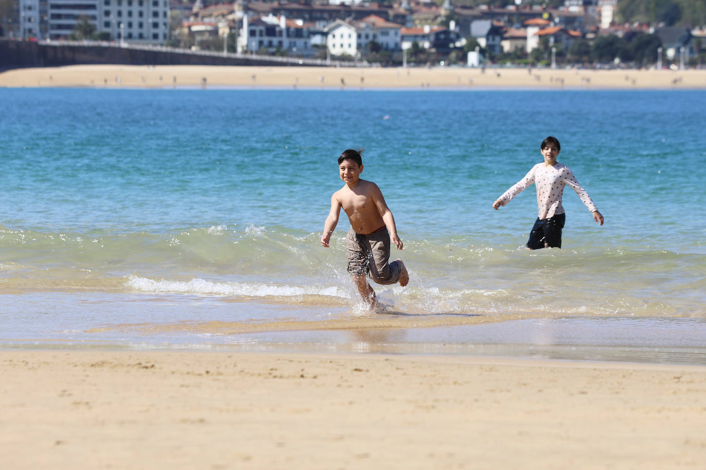 El sol acompaña a los turistas que visitan Donostia