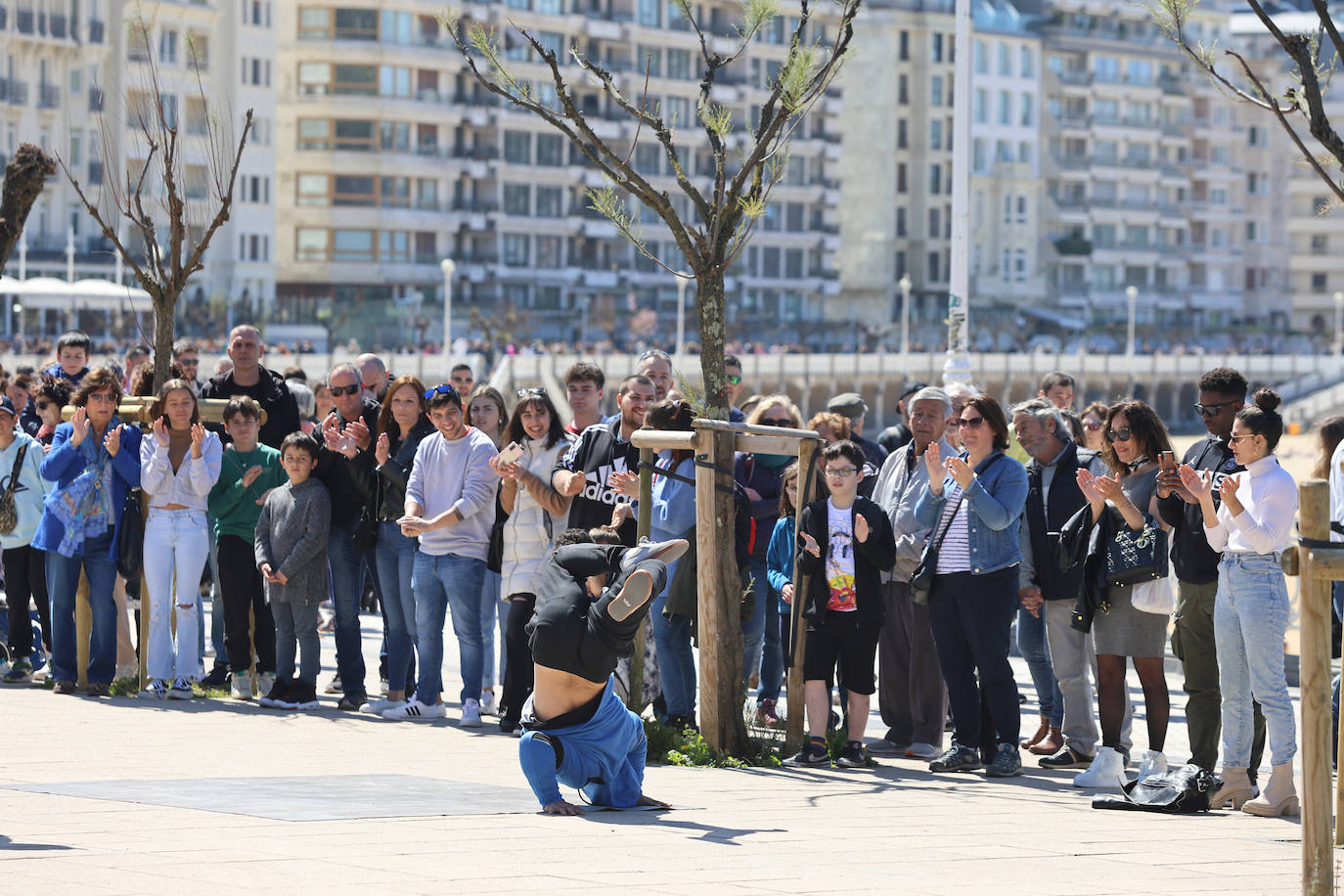 El sol acompaña a los turistas que visitan Donostia