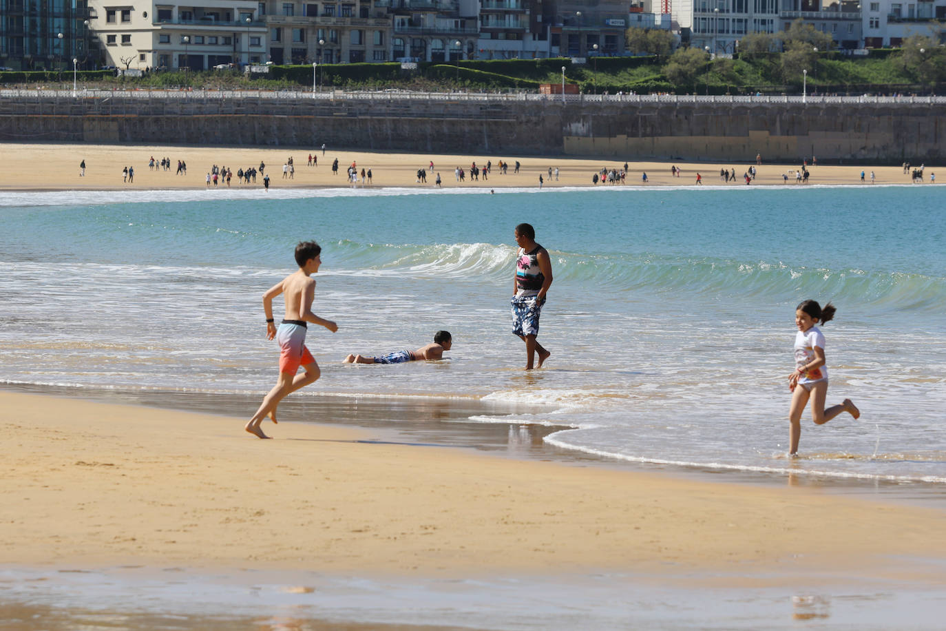 El sol acompaña a los turistas que visitan Donostia