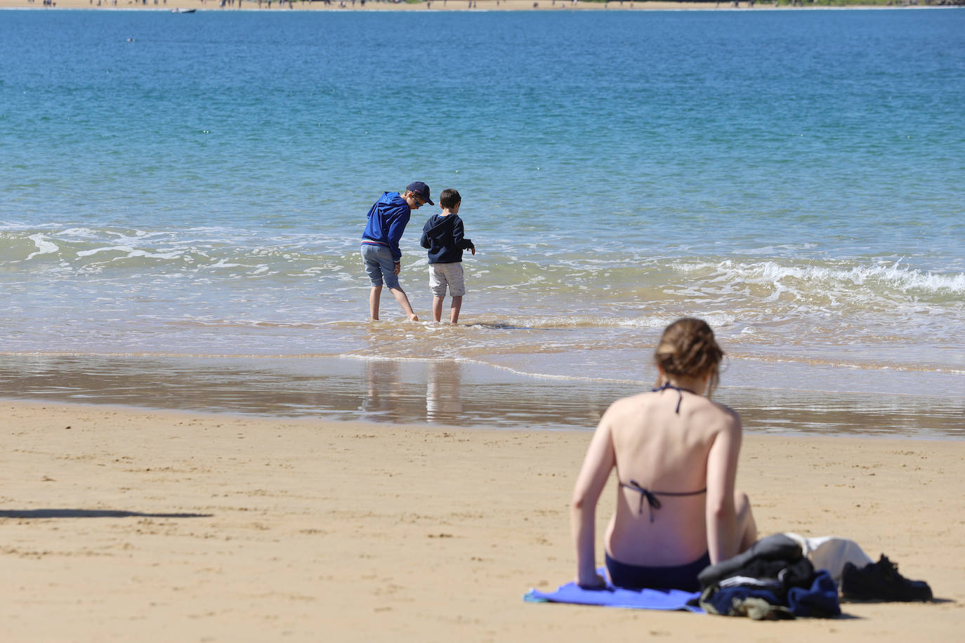 El sol acompaña a los turistas que visitan Donostia