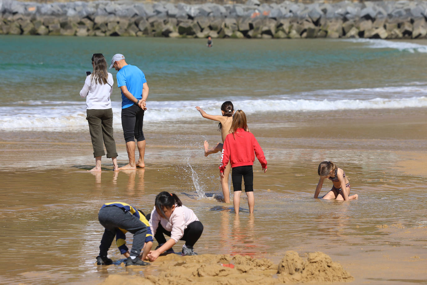 El sol acompaña a los turistas que visitan Donostia