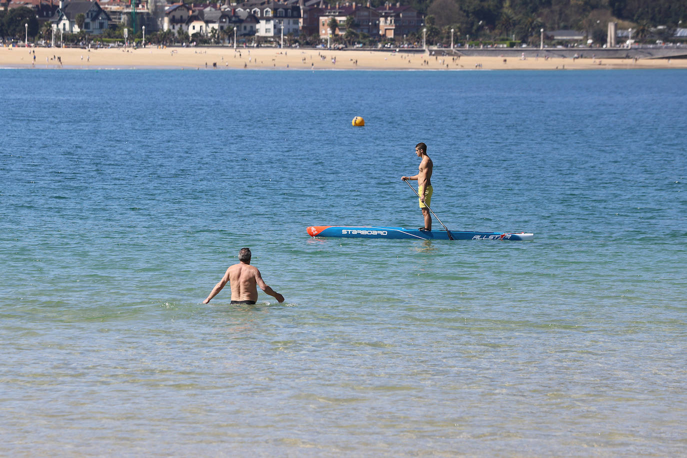 El sol acompaña a los turistas que visitan Donostia