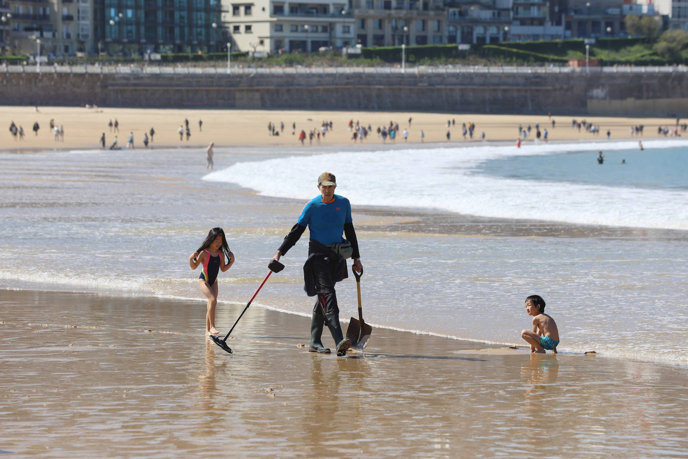 El sol acompaña a los turistas que visitan Donostia