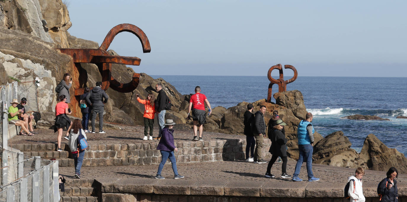 Viernes Santo de sol y turistas