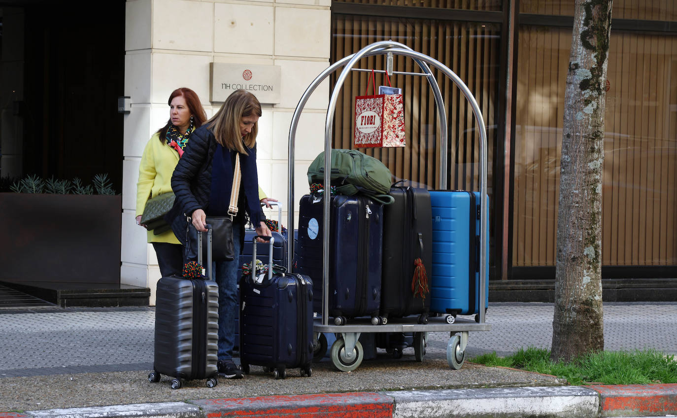 Viernes Santo de sol y turistas
