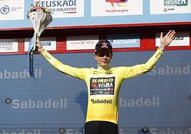 Jonas Vingegaard saluda en el podio de la quinta etapa de la Itzulia en Amorebieta-Etxano.