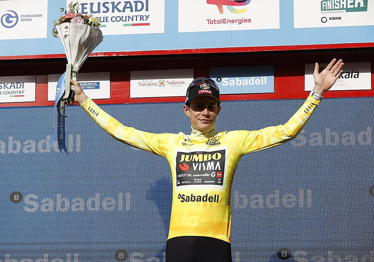 Jonas Vingegaard saluda en el podio de la quinta etapa de la Itzulia en Amorebieta-Etxano.