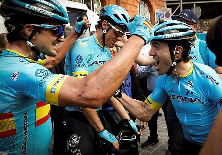 Ion Izagirre celebra con su hermano Gorka y Luis León Sánchez la Itzulia de 2019.