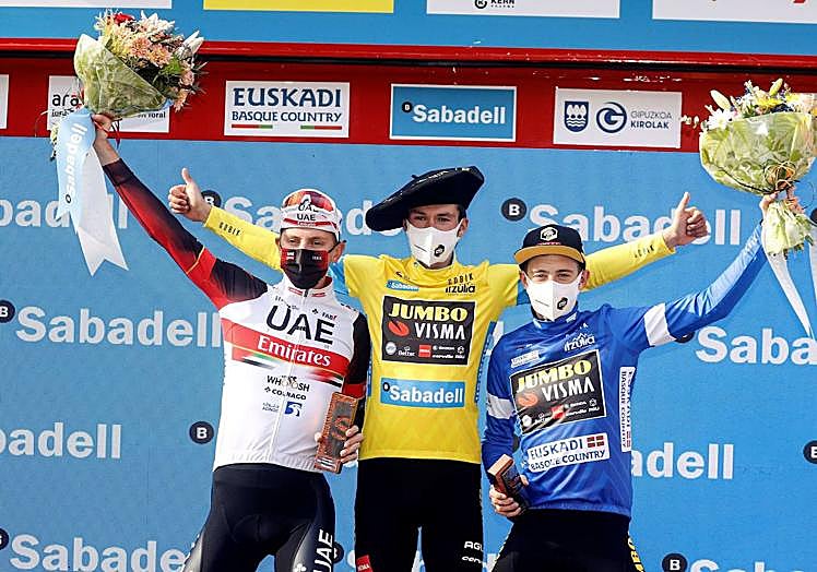 Roglic, arropado por Pogacar y Vingegaard en el podio de 2021 de la Itzulia.