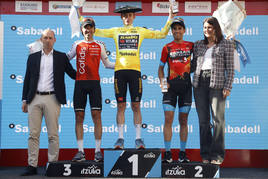 Ion Izagirre, Jonas Vingegaard y Mikel Landa, en el podio final de la Itzulia.