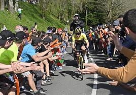 Jonas Vingegaard se abre paso entre una multitud en la subida a Ixua.