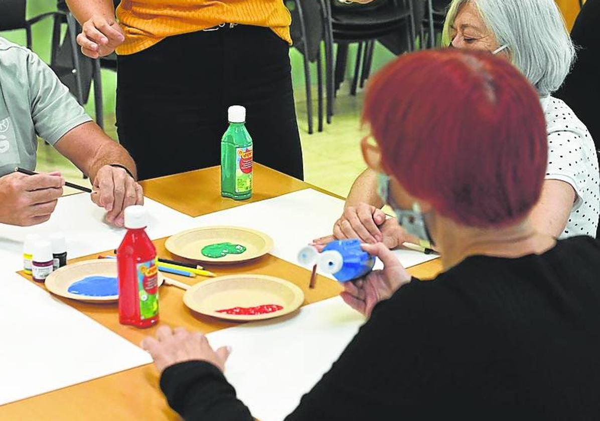 Usuarios de la asociación Aspargi, en un taller de arteterapia.