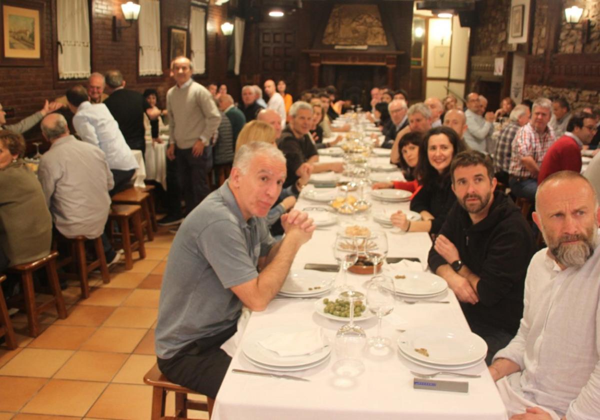 La sociedad Istingorra se llenó de socios, socias y amigos para la cena-cata de vinos.