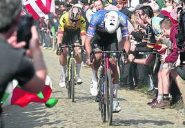 Mathieu van der Poel suelta a Wout Van Aert, que acaba de pinchar, en el Carrefour de l'Arbre.