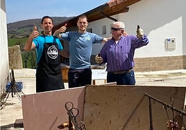 Unai Laso asa unos corderos este domingo en Bizkarreta