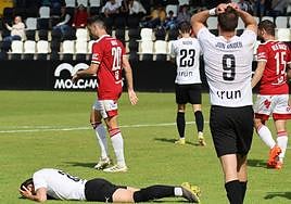 Los jugadores del Real Unión, decepcionados.