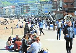 El malecón de Zarautz, esta Semana Santa.