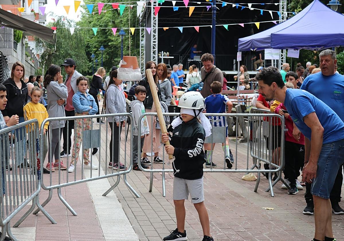 Un niño disfruta en uno de los juegos que organizaron en las fiestas de Fanderia.