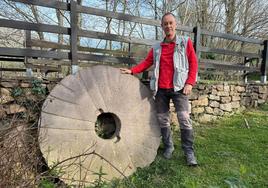 Javi Castro ante una piedra de molino el día en que encontraron dos nuevas canteras en la ladera de Gorramendi.