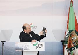 El presidente del EBB, Andoni Ortuzar, muestra su móvil durante la intervención que tuvo el domingo en el Aberri Eguna.