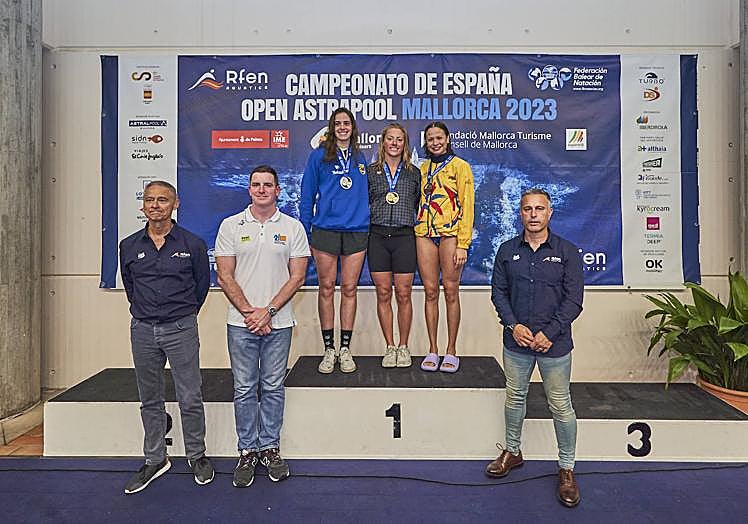Imagen principal - Arriba el podio de Amaia Cendoya, abajo izquierda el de Nahia Garrido. A la derecha, Iñigo Llópis con sus tres medallas de oro. 