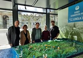 Responsables del ayuntamiento y Aranzadi en el museo de Loiola.