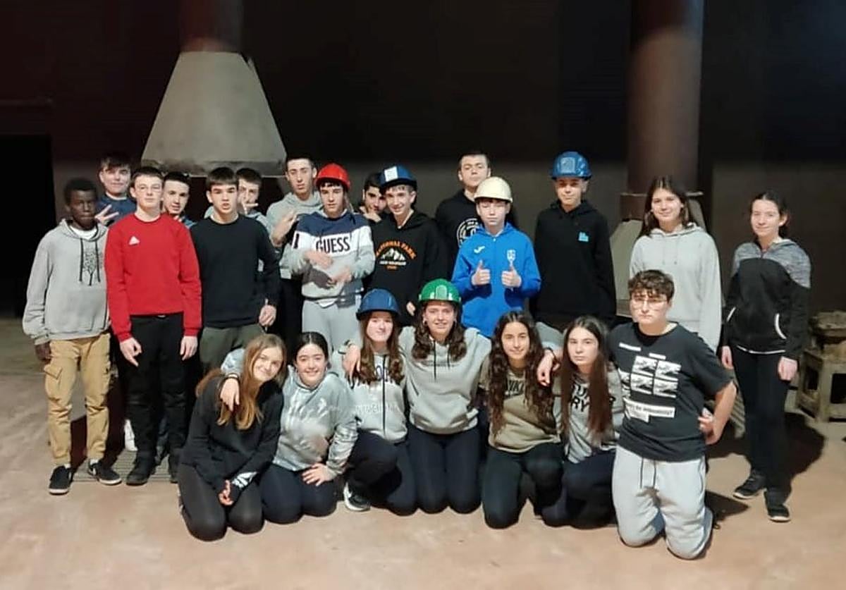 Grupo de estudiantes de Haztegi Ikastola durante uno de los primeros escape rooms desarrollados en el Museo del Hierro Vasco.