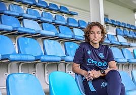 Natalia Arroyo posa para la entrevista en la grada del campo siete de Zubieta.