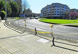 Un lector se queja de que «más de dos meses después de que se produjera un accidente en este lugar de la avenida Ategorrieta, siguen sin reparar ni reponer la valla protectora doble que falta. Por esa acera pasan a diario cientos de personas y considero que es un peligro tener esa curva en esas condiciones».