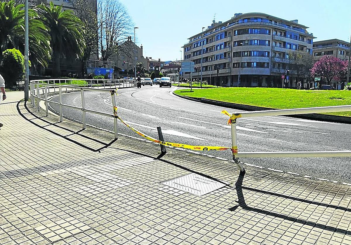 Un lector se queja de que «más de dos meses después de que se produjera un accidente en este lugar de la avenida Ategorrieta, siguen sin reparar ni reponer la valla protectora doble que falta. Por esa acera pasan a diario cientos de personas y considero que es un peligro tener esa curva en esas condiciones».