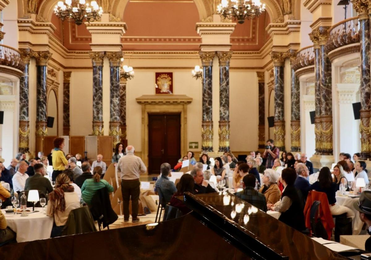 El salón de plenos se llenó de ciudadanos interesados y participantes en Donostia Lagunkoia.