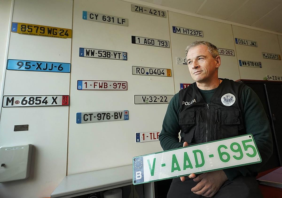 Valerio Fernández sujeta una matrícula belga no autorizada.