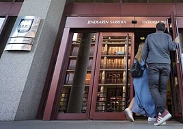 Entrada de la sede central de la Hacienda guipuzcoana, en el barrio donostiarra de Errotaburu
