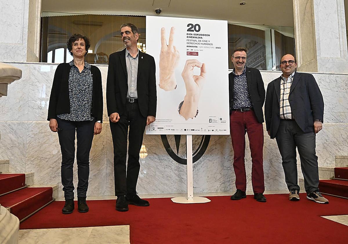 Elena Biain, de Amnistía Internacional; el alcalde Eneko Goia; Josemi Beltrán de Donostia Kultura; y Ion Gambra, director general de Derechos Humanos de la Diputación.