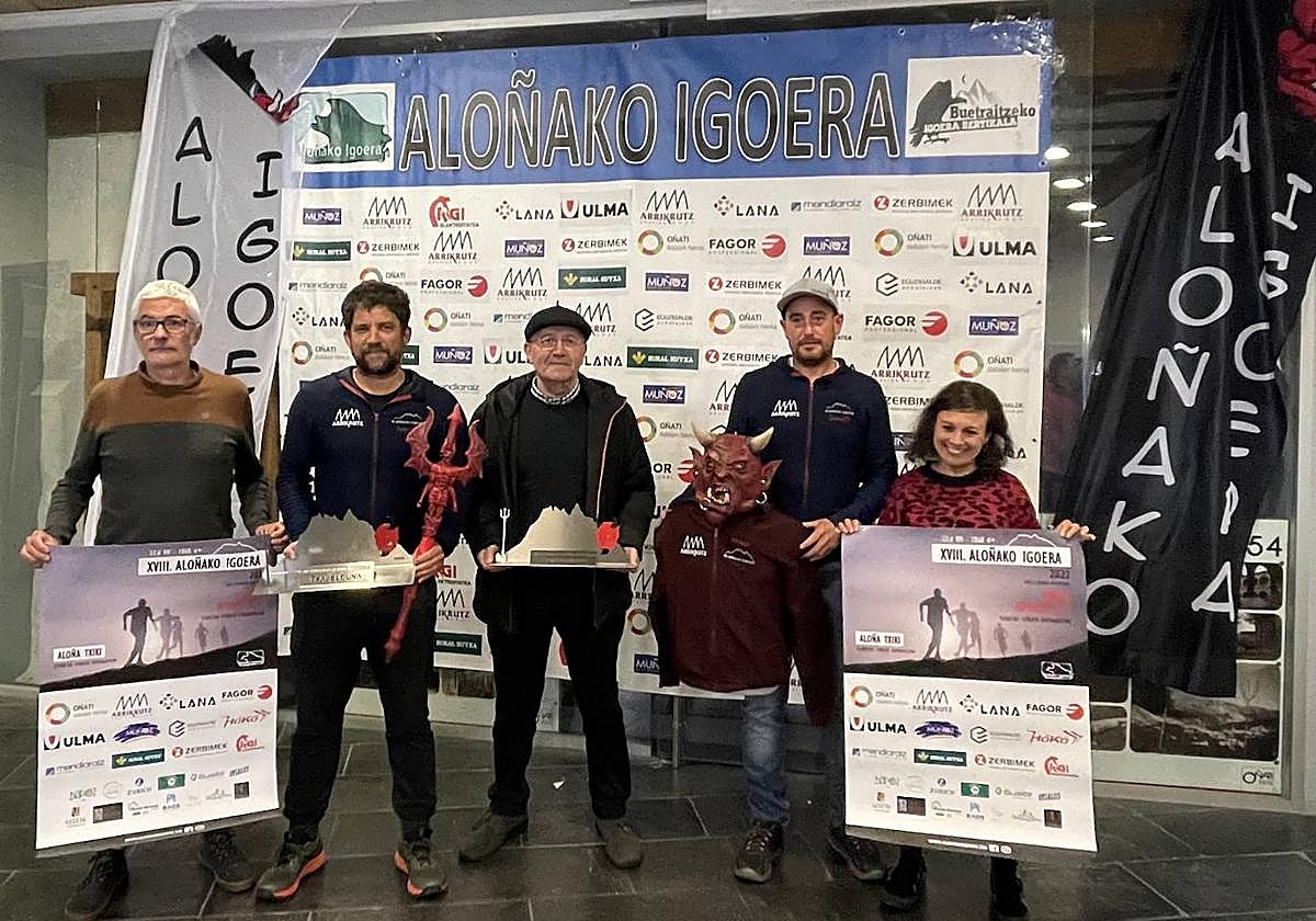 Representantes de Aloñako Igoera, el Ayuntamiento y Cruz Roja en la presentación de la carrera.