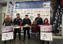 Representantes de Aloñako Igoera, el Ayuntamiento y Cruz Roja en la presentación de la carrera.