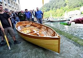 La botadura de otra embarcación construida en Albaola que también se celebró en aguas de la bahía de Pasaia.