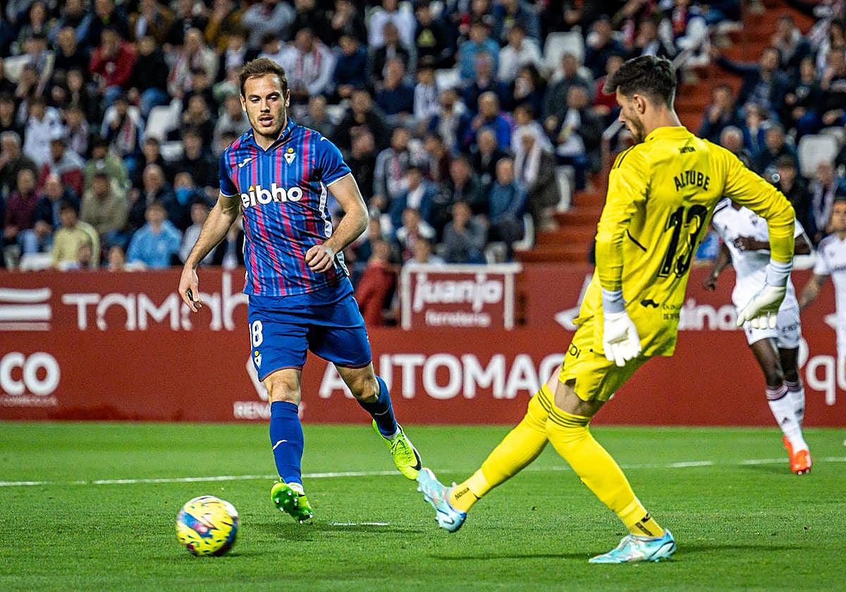 Bautista presiona al portero del Albacete.