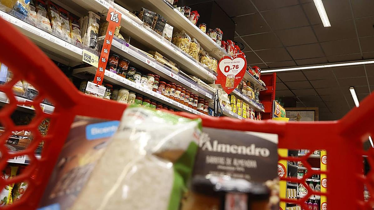 Un cliente lleva el carro en un supermercado.