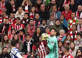 Remiro atrapa el balón para ganarle en el salto a Iñaki Williams, ayer en San Mamés.