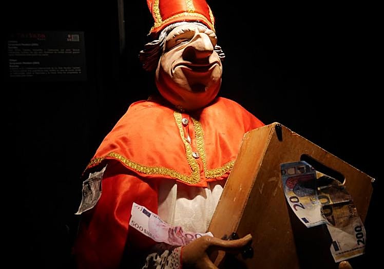 Obispo de la obra 'Symposium Pecatum' al término de la muestra.