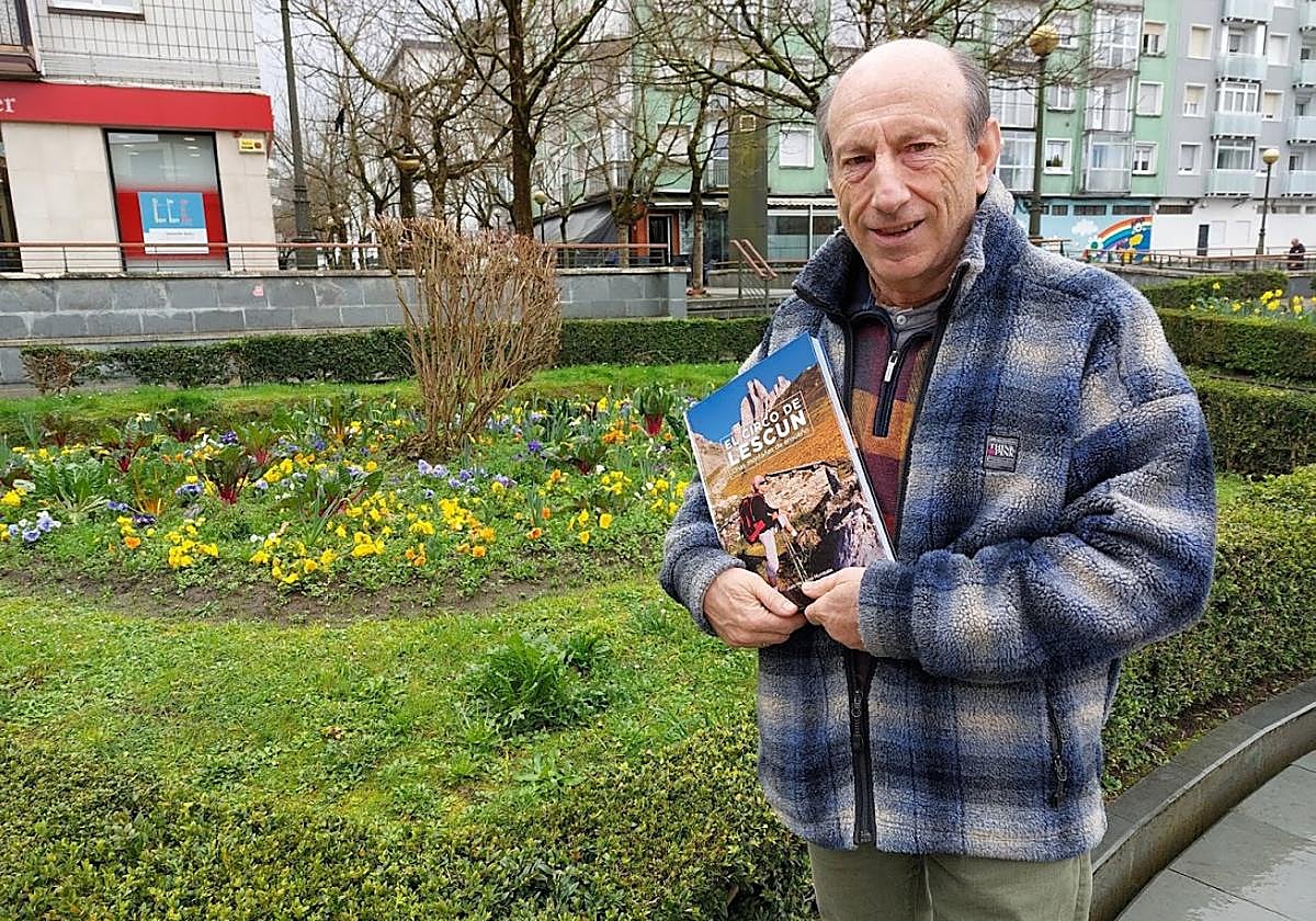 Juan Mari Ansa muestra orgulloso el libro en gran formato que ha elaborado sobre la zona del Circo de Lescun.