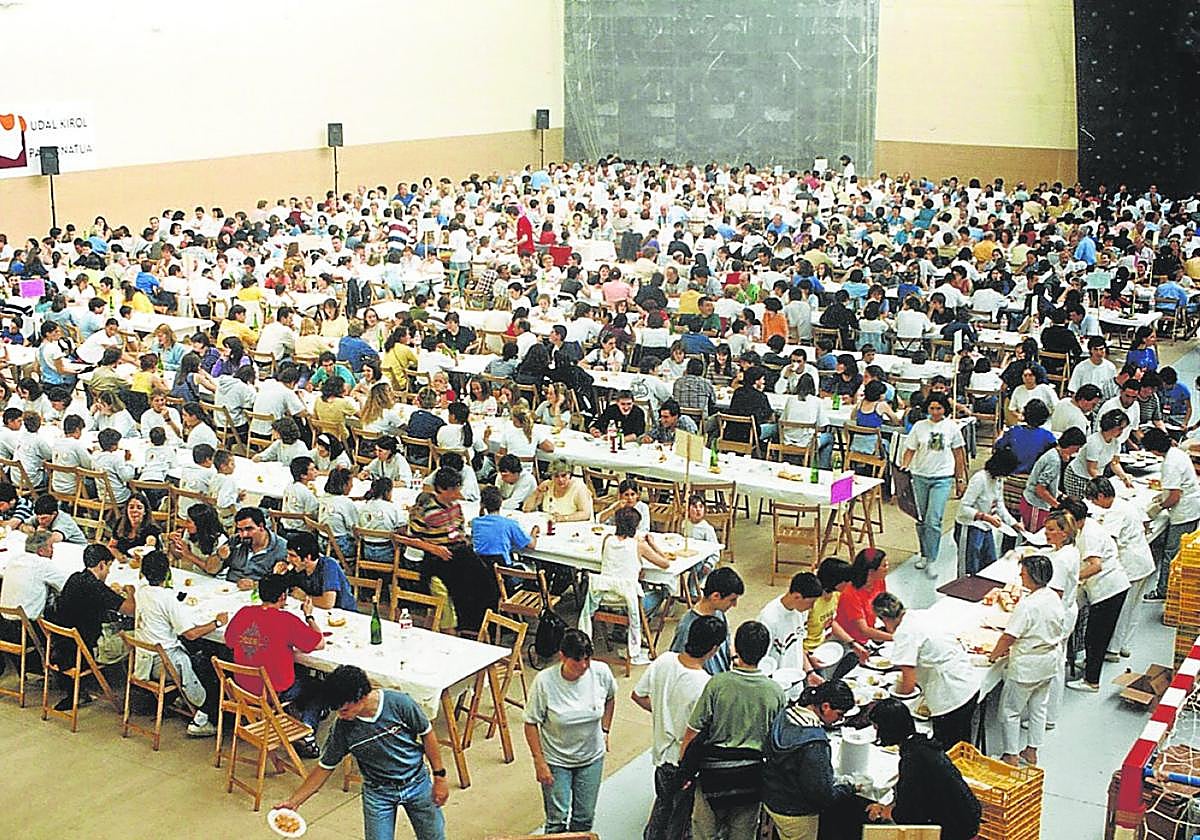 Asistentes a la comida que Haritz Euskal Dantzari Taldea celebró en 1998 con motivo de su 25º aniversario.