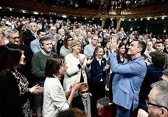 Pedro Sánchez aplaude al público en el homenaje a Ares este sábado en Bilbao.