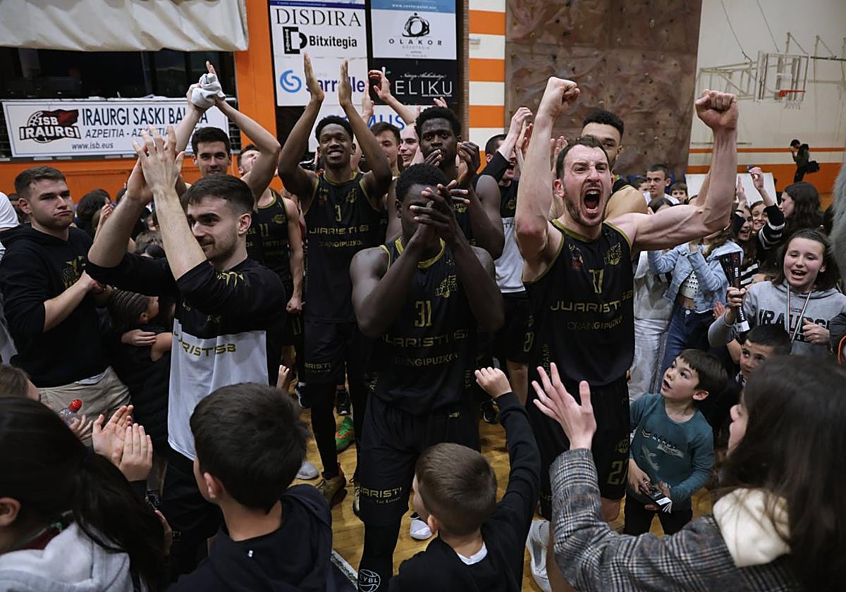 Njie y Guridi celebran con la afición y la cantera la victoria.