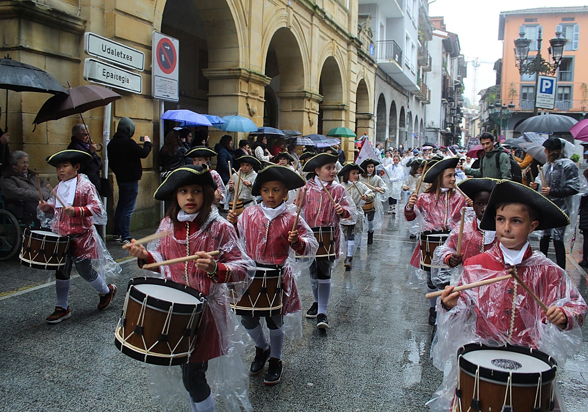 Jantzi dotorekin atera ziren beste behin Azkoitiako haurrak danborrak jotzera.