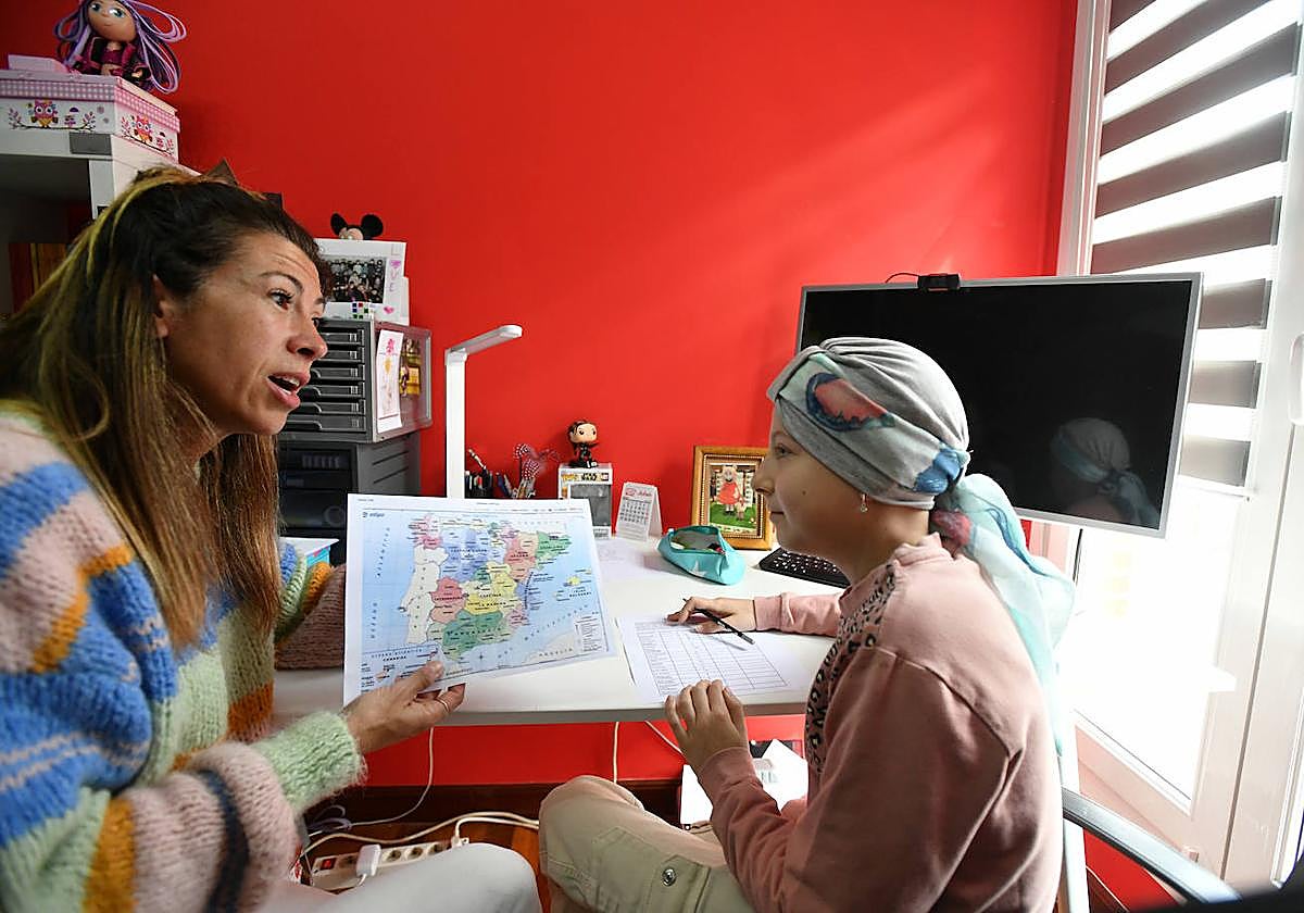 Ainara Núñez explica con el mapa en la mano la actividad que tiene que hacer Lujan.