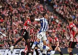 Le Normand pugna con Williams por un balón.