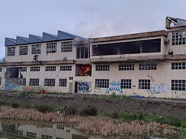 Incendio en un pabellón industrial abandonado